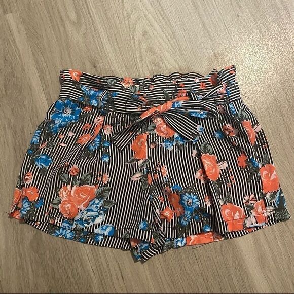 Hot kiss, 5, thin fabric floral shorts wit… - Picture 1 of 7